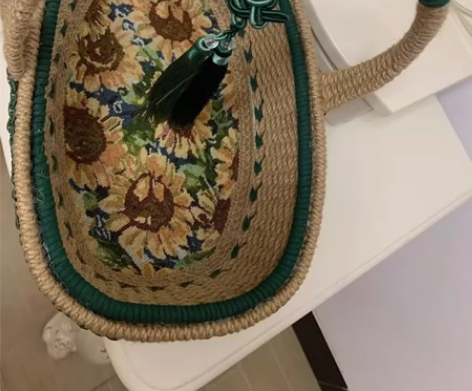 丈母娘以前是幼儿园老师，带小朋友做手工手很...