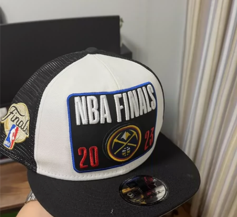 NBA丹佛掘金队夺冠纪念棒球帽，朋友才带回...