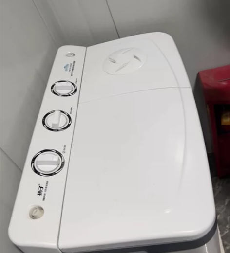 美的全自动洗衣机5.5公斤 才用了一年不到，住的公寓给配了一...