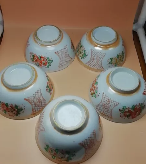 民国手绘粉彩小碗 5和民国手绘花卉图案小碗...