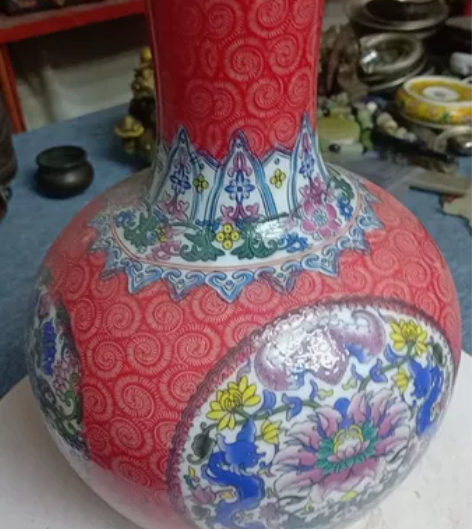 精品珐琅彩天球瓶。手工手绘画工精美。品相完...
