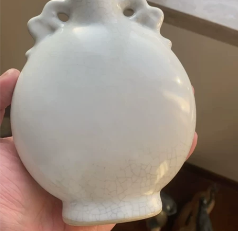 汝窑抱月瓶吧。小年份。品相如图 看好下手不...