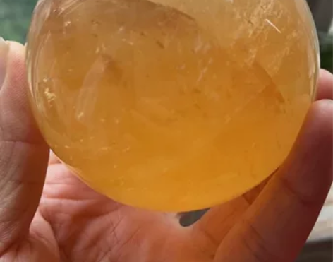 黄冰洲石球摆件，也叫方解石球，带一处七彩，...