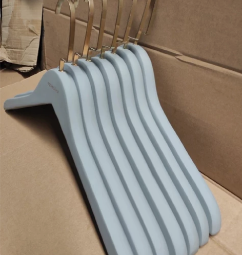 实木男款无痕衣架橡胶漆的防滑设计长度44c...