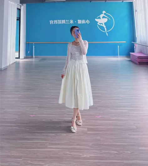 法式半身裙，爱衣服家实体店买的，裙子单独买...