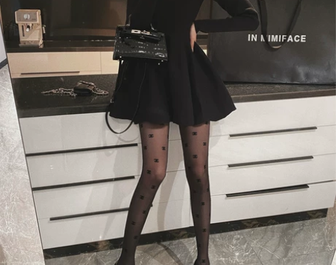 赫本小黑裙2021秋冬新款法式复古气质收腰...