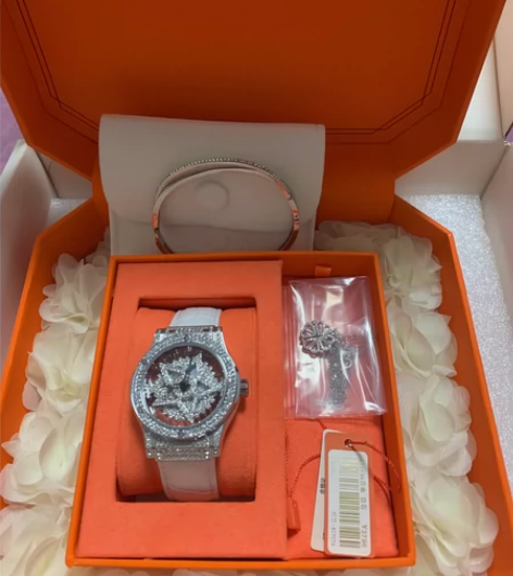 朋友从官网买的，手表仅试戴了一下，项链未拆...