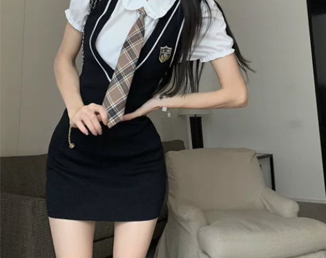 现货学院风徽章V领针织马甲连衣裙包臀龄显瘦...